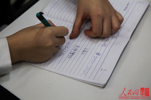 Một ng&agrave;y của c&ocirc; g&aacute;i trực tổng đ&agrave;i điện thoại 14