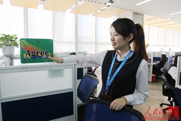 Một ng&agrave;y của c&ocirc; g&aacute;i trực tổng đ&agrave;i điện thoại 15