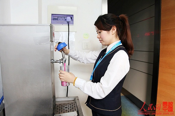 Một ng&agrave;y của c&ocirc; g&aacute;i trực tổng đ&agrave;i điện thoại 16