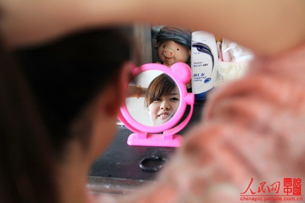 Một ng&agrave;y của c&ocirc; g&aacute;i trực tổng đ&agrave;i điện thoại 2