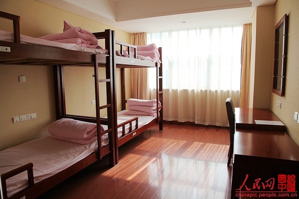 Một ng&agrave;y của c&ocirc; g&aacute;i trực tổng đ&agrave;i điện thoại 20