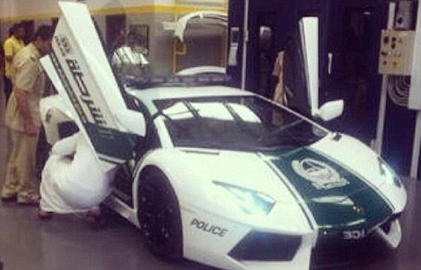 canh-sat-dubai-tuan-tra-bang-sieu-xe-lamborghini-aventador