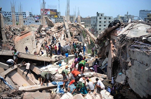 Nạn nhân vụ sập nhà tại Bangladesh phải uống nước tiểu cầm cự 3