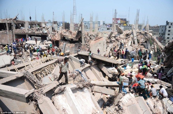 Nạn nhân vụ sập nhà tại Bangladesh phải uống nước tiểu cầm cự 2