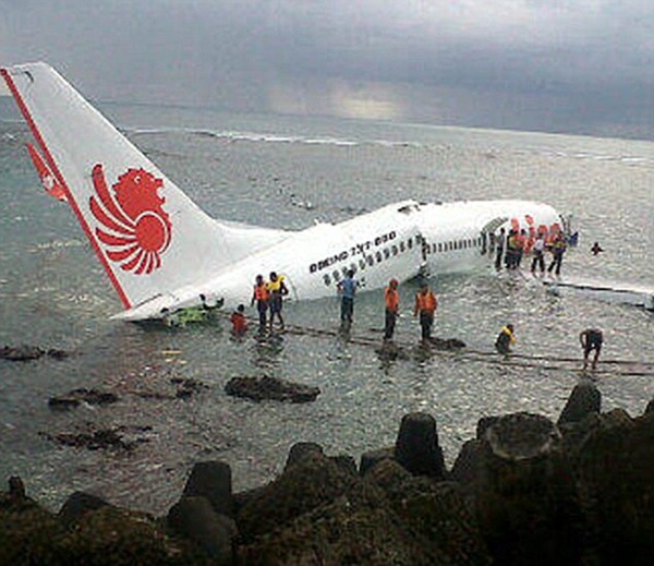 Máy bay chở 108 hành khách trượt đường băng, lao xuống biển 1