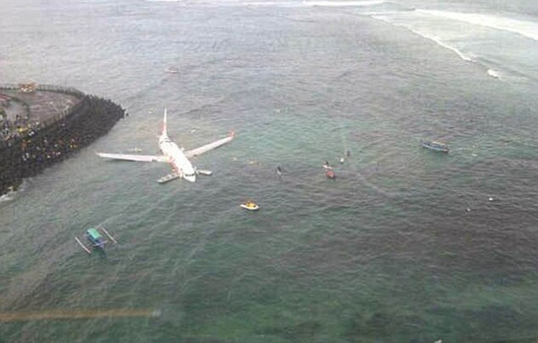 Máy bay chở 108 hành khách trượt đường băng, lao xuống biển 4