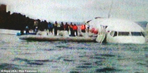 Máy bay chở 108 hành khách trượt đường băng, lao xuống biển 3