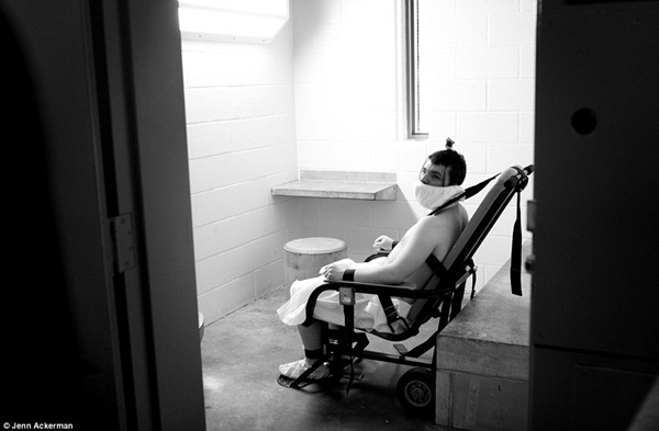 Cuộc sống của những tù nhân tâm thần trong trại giam 12