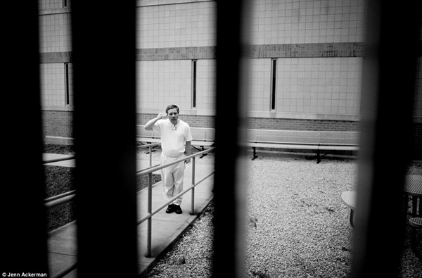 Cuộc sống của những tù nhân tâm thần trong trại giam 15