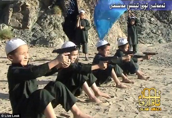 Những đứa trẻ được huấn luyện thế nào tại trại bí mật của Al-Qaeda? 1