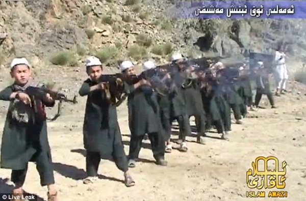 Những đứa trẻ được huấn luyện thế nào tại trại bí mật của Al-Qaeda? 4