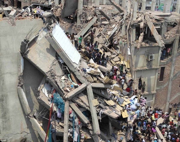 Khung cảnh vụ sập nhà 8 tầng khiến 275 người thiệt mạng 11