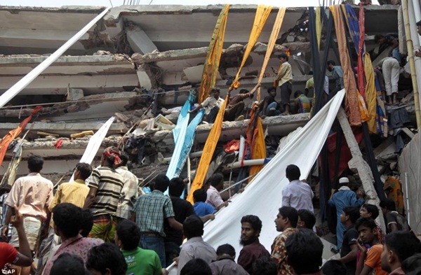 Khung cảnh vụ sập nhà 8 tầng khiến 275 người thiệt mạng 13