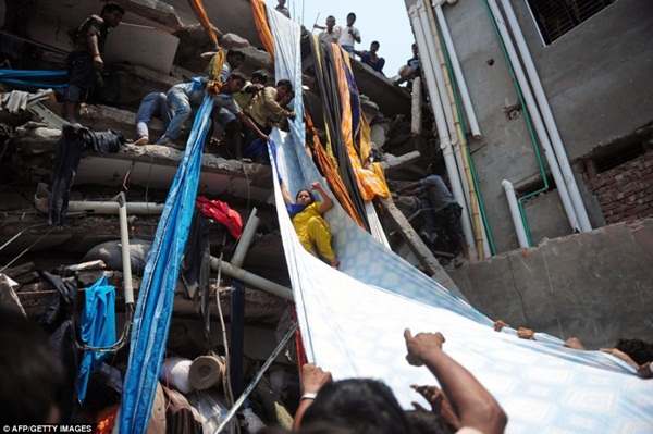 Khung cảnh vụ sập nhà 8 tầng khiến 275 người thiệt mạng 15