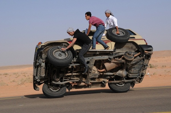 Thanh niên Ả Rập "phát cuồng" với trò đi ô tô "hai bánh" 3