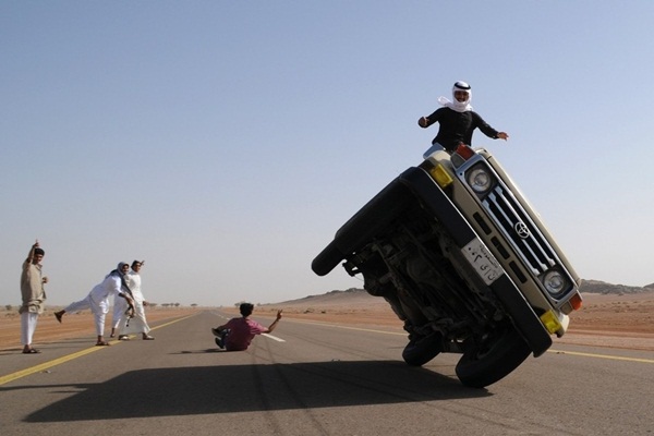 Thanh niên Ả Rập "phát cuồng" với trò đi ô tô "hai bánh" 6