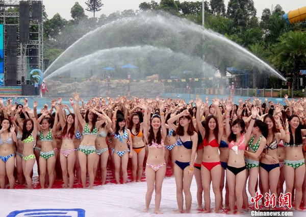 10.000 thiếu nữ diện bikini xếp hình rắn khổng lồ 3