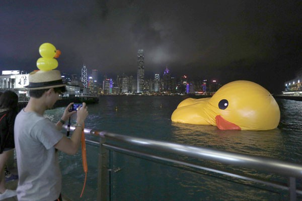 Chú vịt vàng khổng lồ ở Hongkong đột nhiên... bị xịt 4