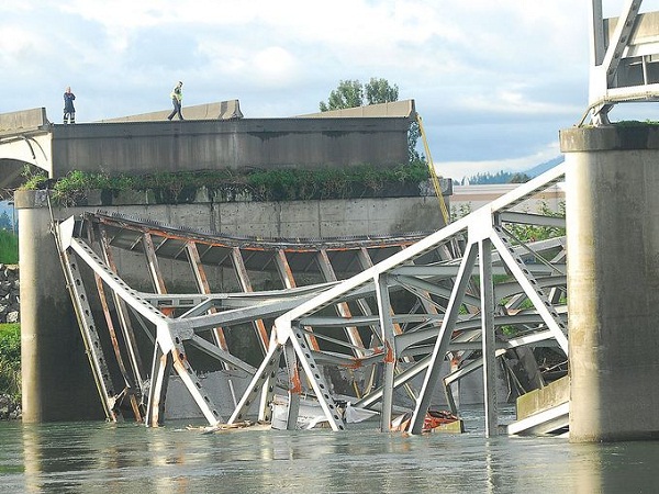 Sập cầu nối Mỹ v&agrave; Canada 1