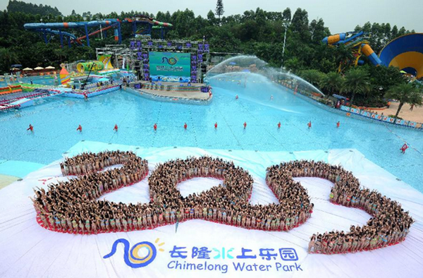 10.000 thiếu nữ diện bikini xếp hình rắn khổng lồ 1