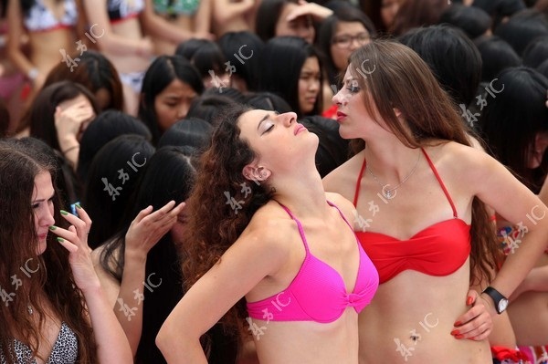 10.000 thiếu nữ diện bikini xếp hình rắn khổng lồ 10