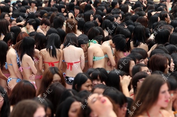 10.000 thiếu nữ diện bikini xếp hình rắn khổng lồ 11