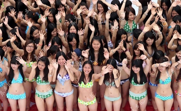 10.000 thiếu nữ diện bikini xếp hình rắn khổng lồ 13