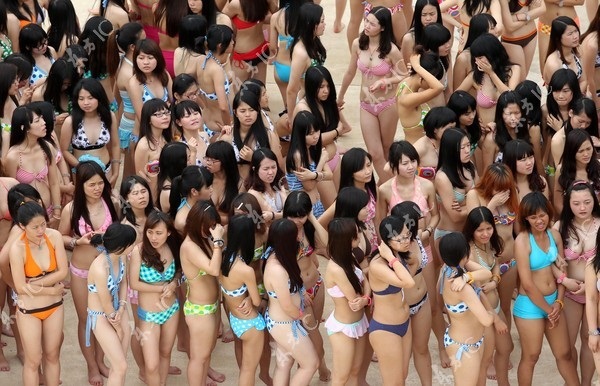 10.000 thiếu nữ diện bikini xếp hình rắn khổng lồ 15