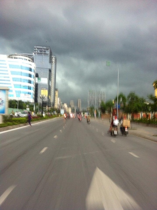 Chùm ảnh: Bầu trời đen kịt bao phủ Hà Nội trước và trong cơn mưa dông