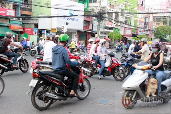 Chùm ảnh: Đường phố Sài Gòn hỗn loạn vì mất điện toàn thành phố 1