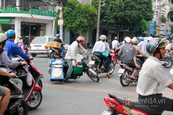 Chùm ảnh: Đường phố Sài Gòn hỗn loạn vì mất điện toàn thành phố 2