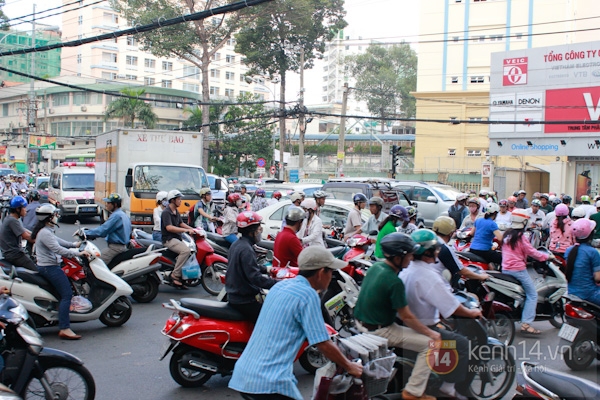 Chùm ảnh: Đường phố Sài Gòn hỗn loạn vì mất điện toàn thành phố 4