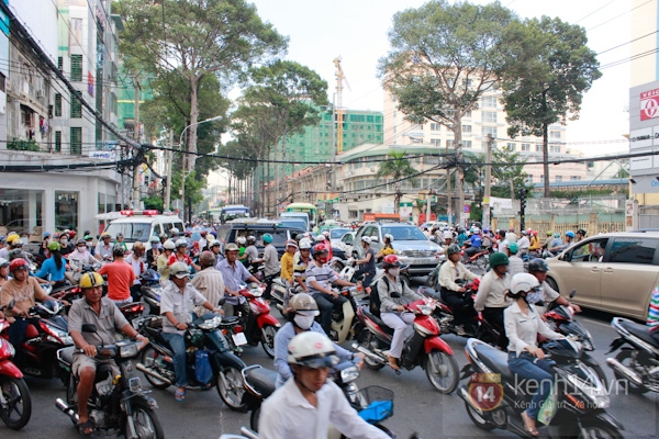 Chùm ảnh: Đường phố Sài Gòn hỗn loạn vì mất điện toàn thành phố 5