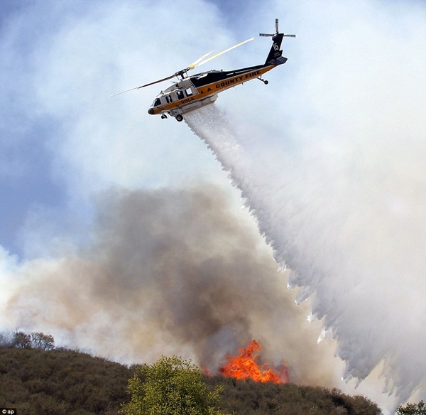 Những hình ảnh kinh hoàng trong vụ cháy rừng ở California 6