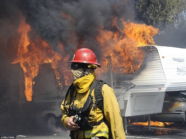 Những hình ảnh kinh hoàng trong vụ cháy rừng ở California 11