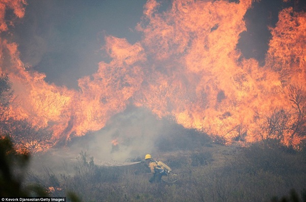 Những hình ảnh kinh hoàng trong vụ cháy rừng ở California 13