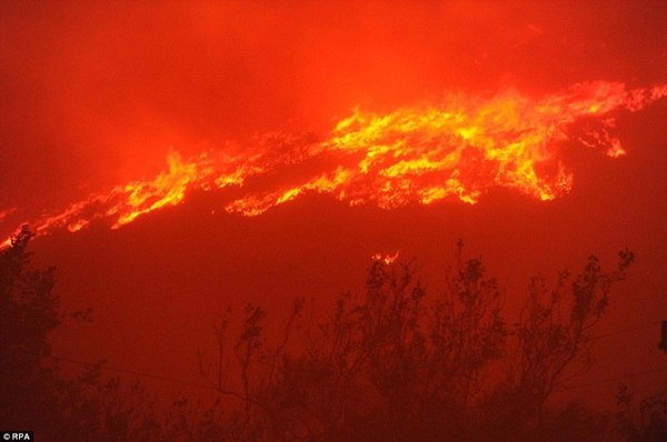 Những hình ảnh kinh hoàng trong vụ cháy rừng ở California 18