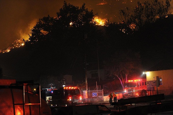 Những hình ảnh kinh hoàng trong vụ cháy rừng ở California 19