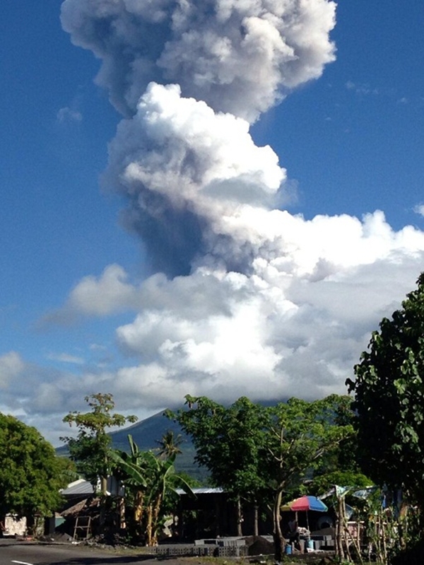 Núi lửa phun trào, 5 người thiệt mạng 1