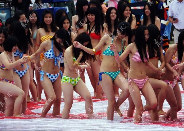 10.000 thiếu nữ diện bikini xếp hình rắn khổng lồ 16