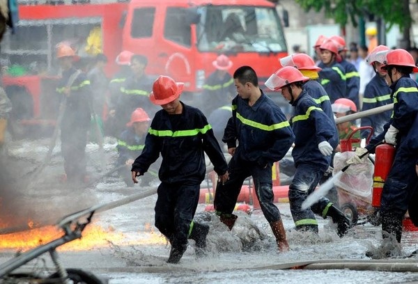 H&igrave;nh ảnh l&iacute;nh cứu hỏa bị lửa b&eacute;n v&agrave;o người khiến cư d&acirc;n mạng cảm động  5