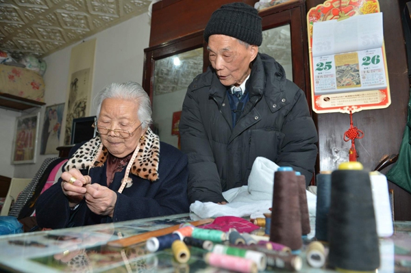 Vợ chồng 90 tuổi may áo ủng hộ người khó khăn suốt 17 năm  1