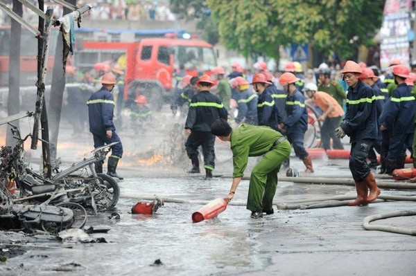 H&igrave;nh ảnh l&iacute;nh cứu hỏa bị lửa b&eacute;n v&agrave;o người khiến cư d&acirc;n mạng cảm động  6