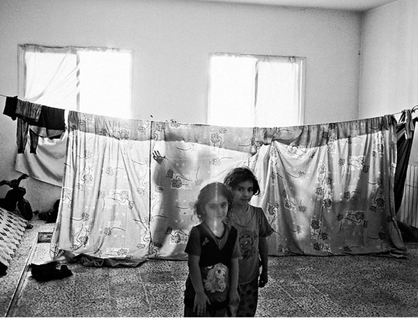 Những khuôn mặt trẻ em trong trại tị nạn  7