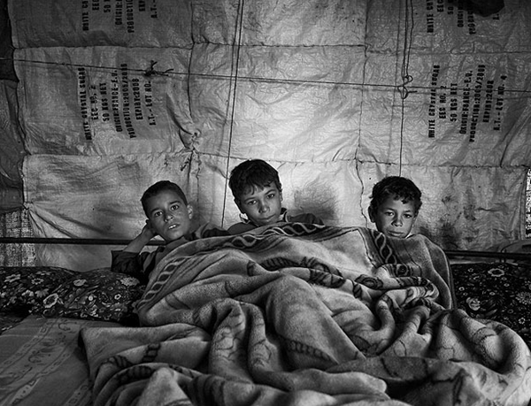 Những khuôn mặt trẻ em trong trại tị nạn  8
