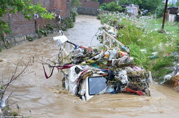 Lũ lụt dữ dội cuốn trôi cả tòa nhà chung cư, ít nhất 60 người thiệt mạng 2