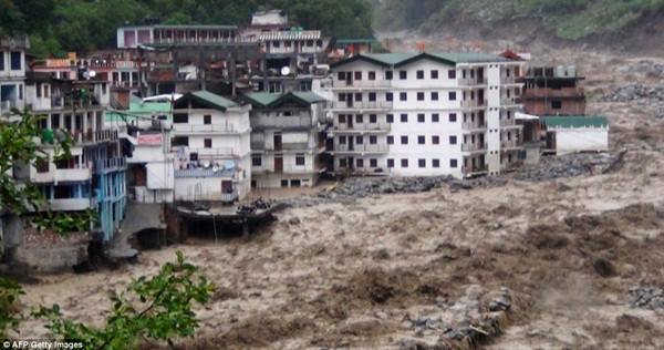 Lũ lụt dữ dội cuốn trôi cả tòa nhà chung cư, ít nhất 60 người thiệt mạng 5