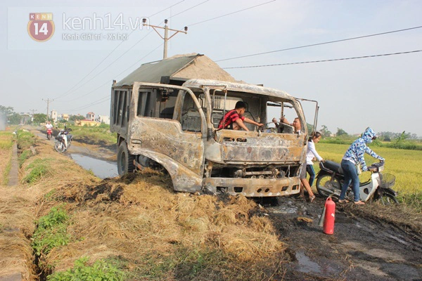 Đốt rơm rạ giữa đường, một ô tô cháy rụi 2