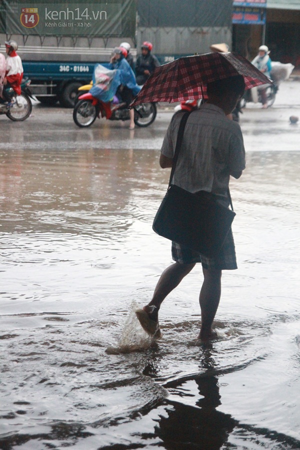Th&aacute;i Nguy&ecirc;n: Mưa lớn g&acirc;y ngập nặng, th&iacute; sinh lội nước đi l&agrave;m thủ tục dự thi ĐH 5