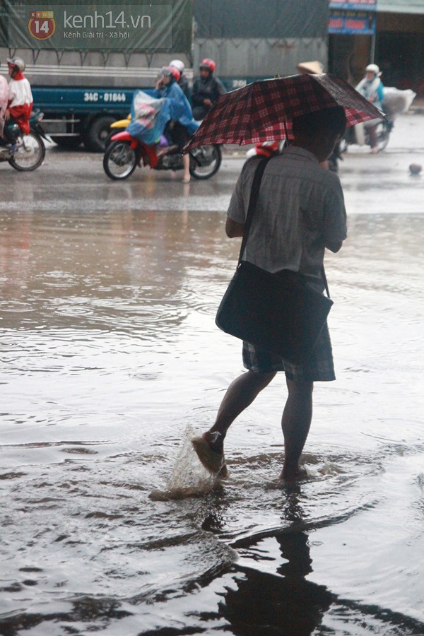 Thái Nguyên: Mưa lớn gây ngập nặng, thí sinh lội nước đi làm thủ tục dự thi ĐH 5